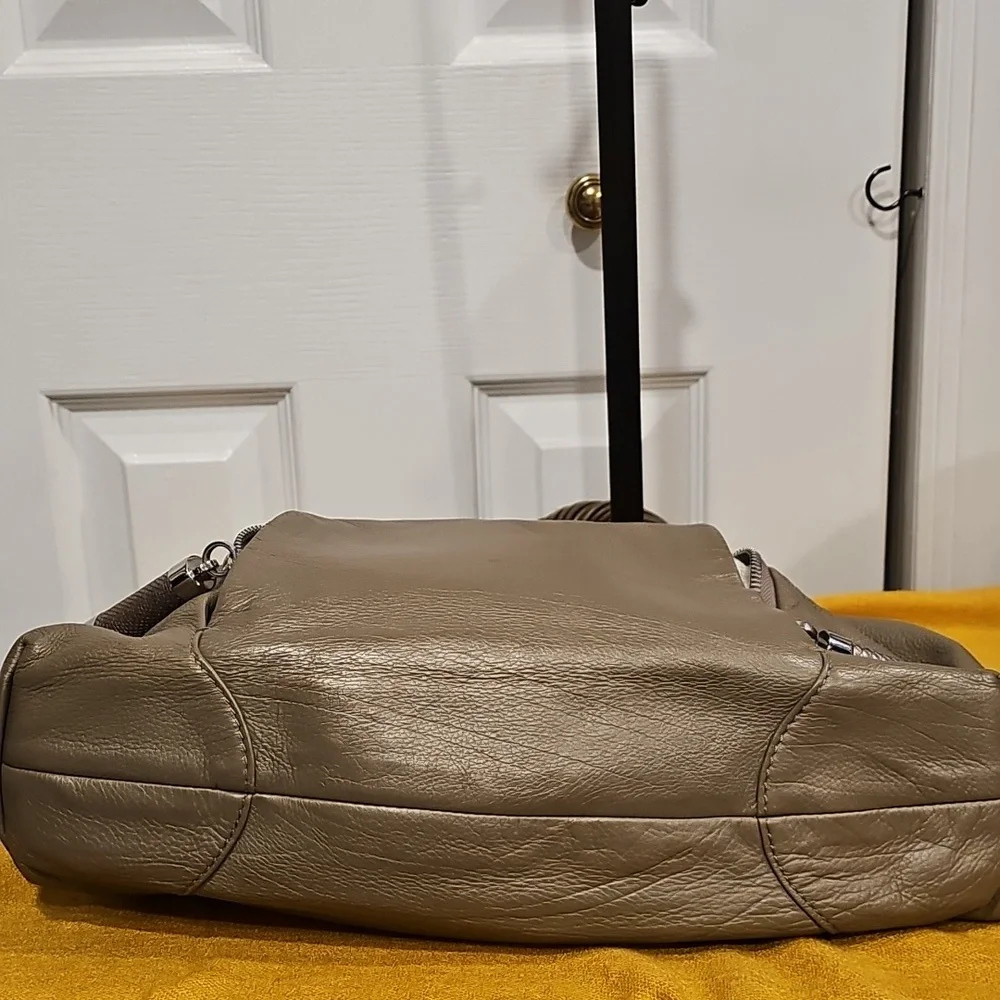 Michael Kors Collection Tonne Taupe Hobo Shoulder Bag EUC BMK-1109H